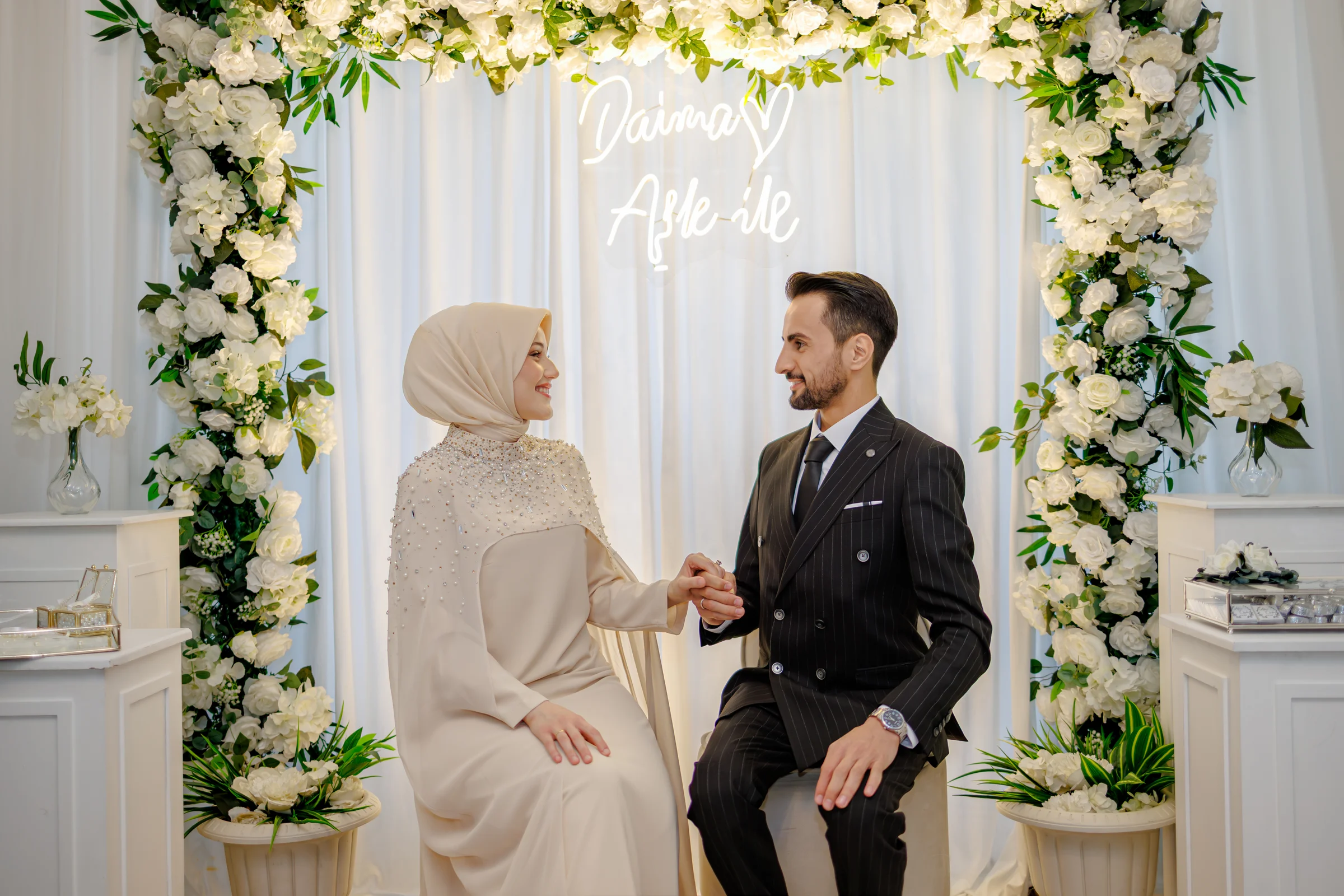 Nişan pozları çift romantik karesi