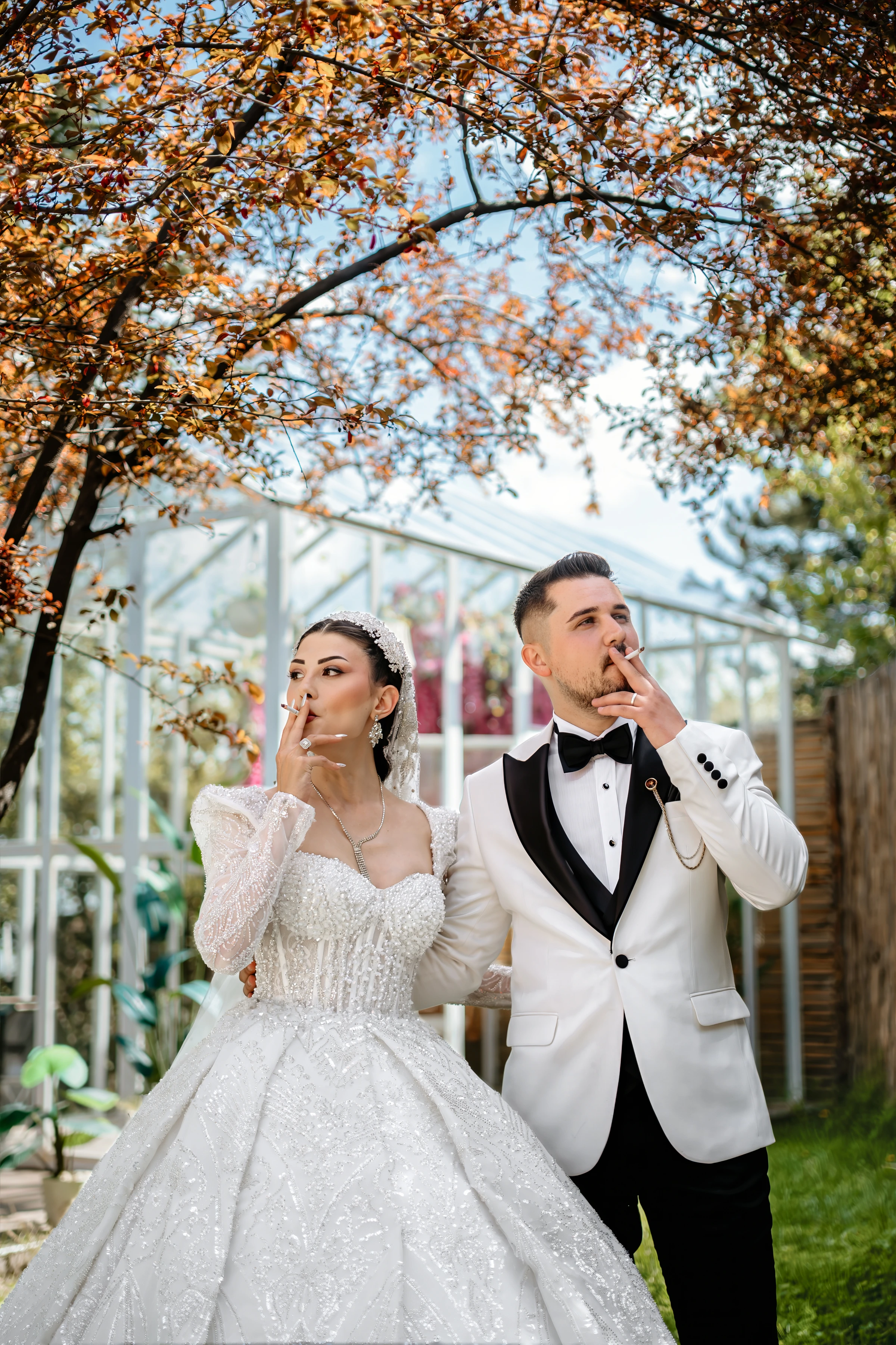 Doğal alan dış çekim çift romantik pozu