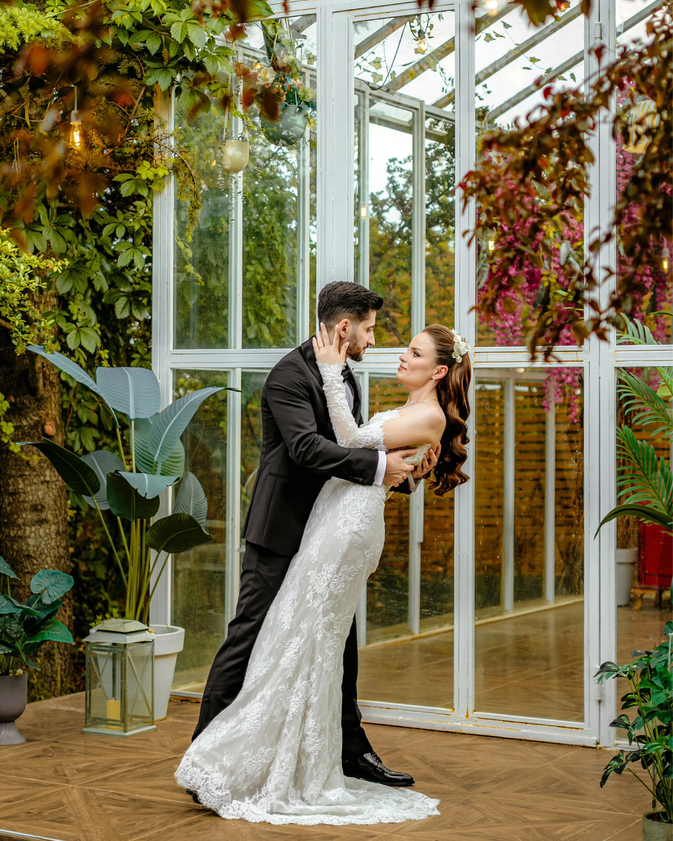 Gelin damat romantik poz düğün hikayesi karesi