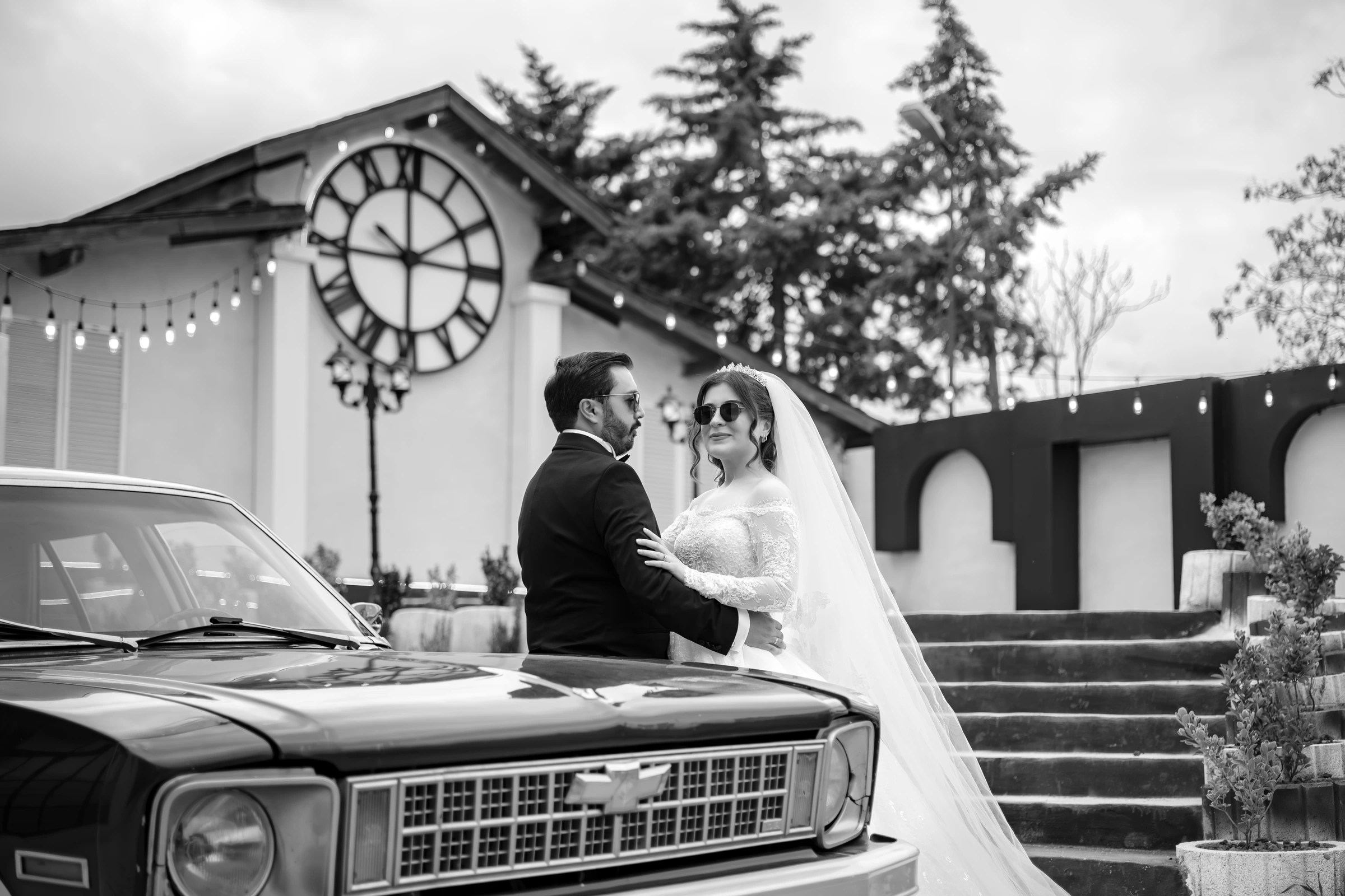 klasik araba konseptli gelin damat fotoğrafı